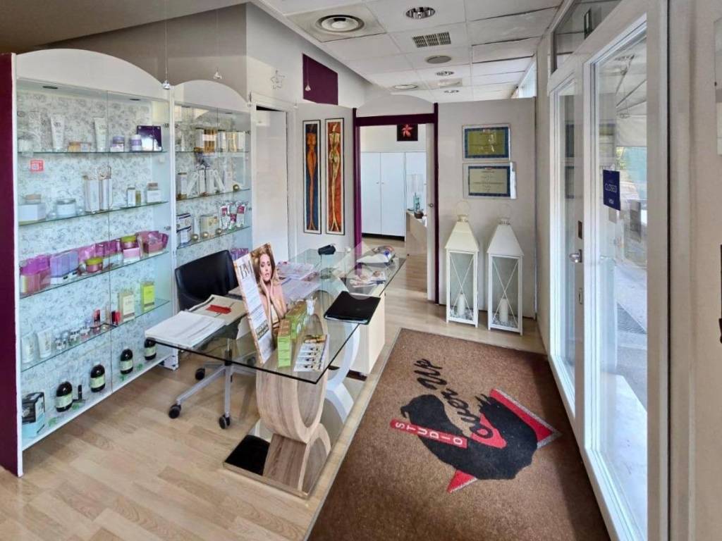 negozio in vendita a Verona in zona San Massimo all'Adige