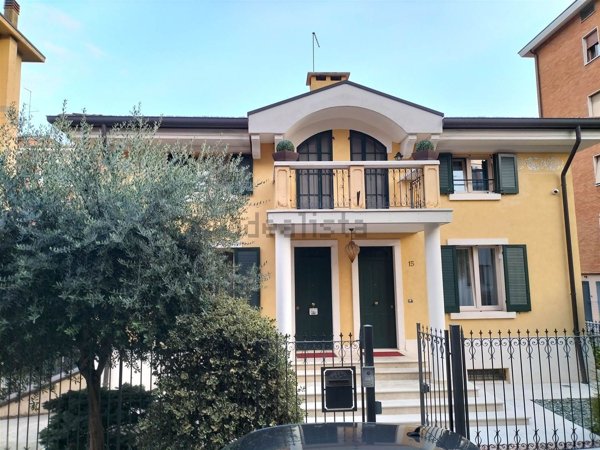 casa indipendente in vendita a Verona in zona Valdonega