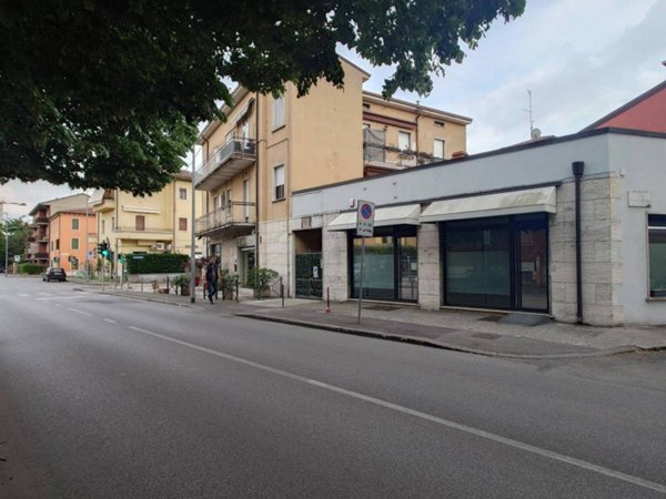 negozio in vendita a Verona in zona Musicisti / Santa Croce
