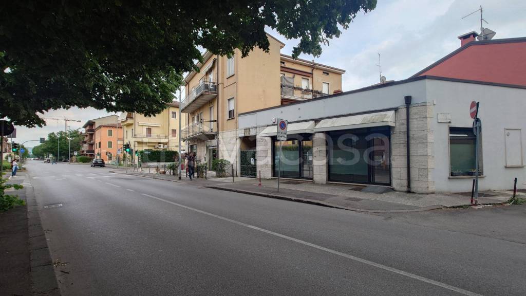 negozio in vendita a Verona in zona Musicisti / Santa Croce