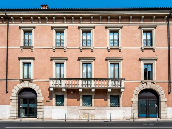 negozio in vendita a Verona in zona Centro Storico