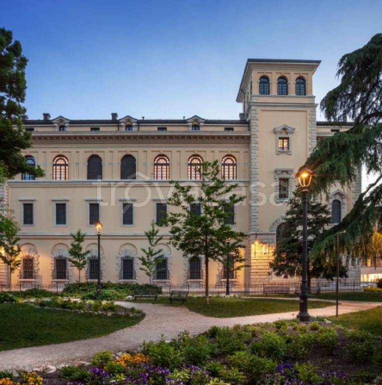 appartamento in vendita a Verona in zona Centro Storico