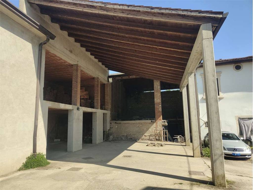locale commerciale in vendita a Verona in zona Borgo Roma