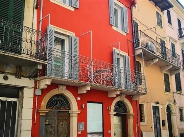 esavano in vendita a Verona in zona Veronetta