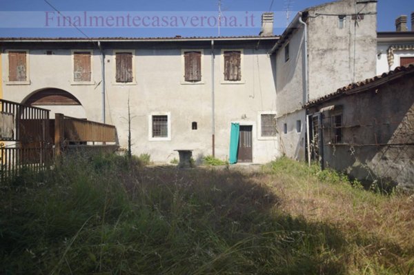 casa indipendente in vendita a Verona in zona Santa Lucia