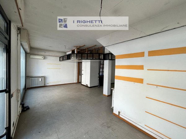 negozio in vendita a Verona in zona Chievo