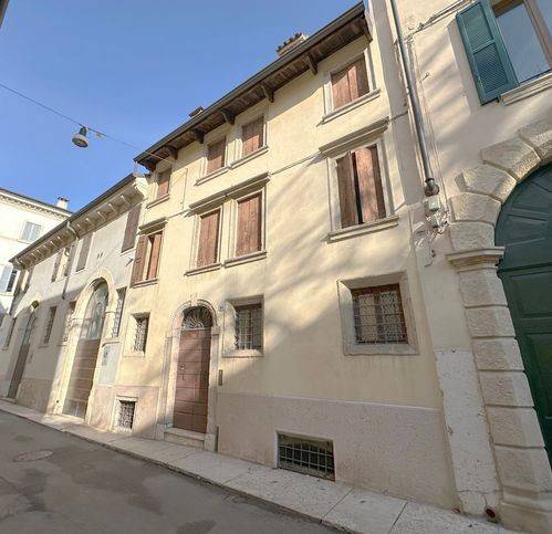 casa indipendente in vendita a Verona in zona Centro Storico
