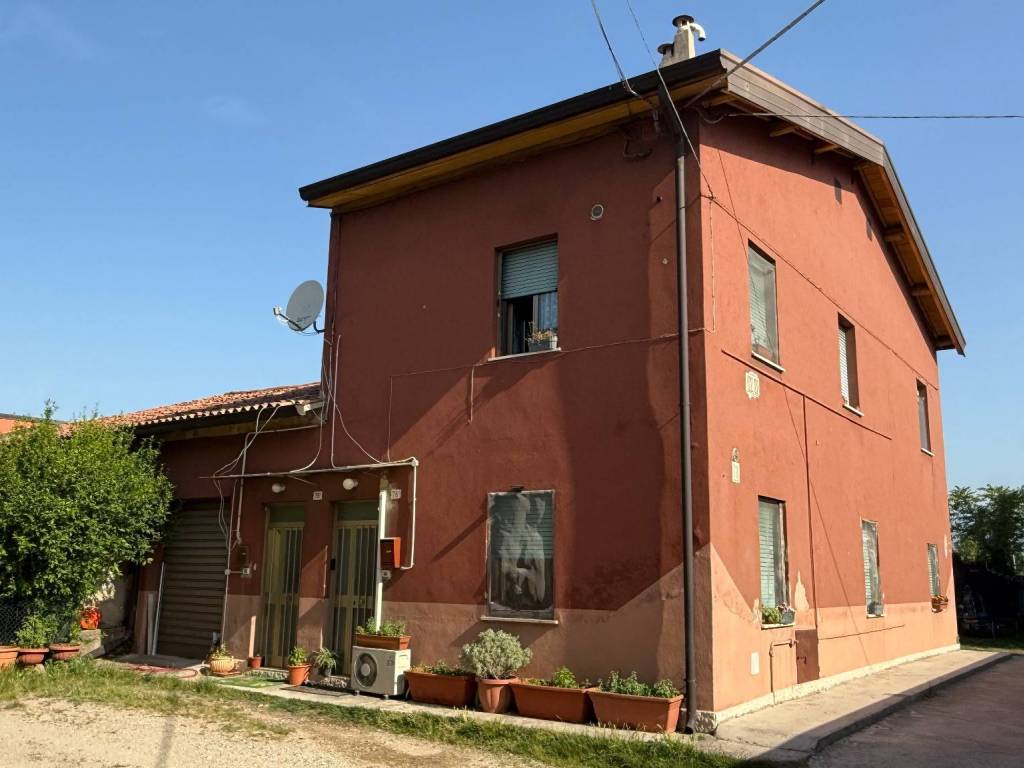 casa indipendente in vendita a Verona in zona Chievo