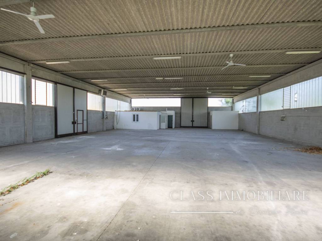 locale commerciale in vendita a Verona in zona Chievo