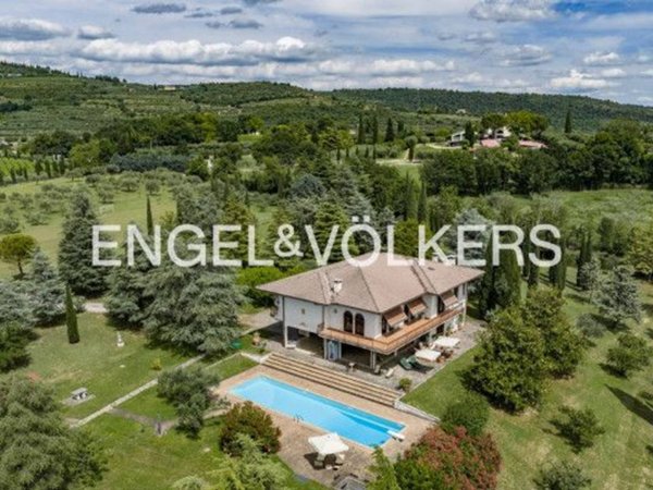 villa in vendita a Verona in zona Parona di Valpolicella