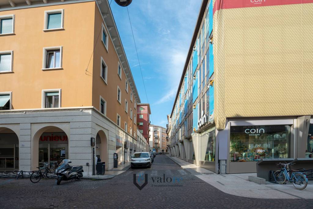 locale commerciale in vendita a Verona in zona Centro Storico