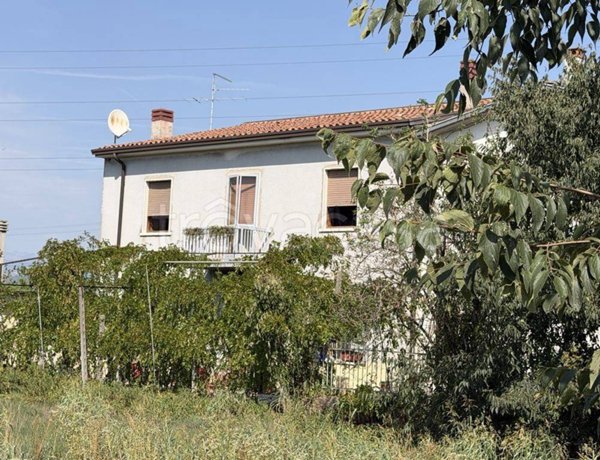 casa indipendente in vendita a Verona in zona Santa Lucia