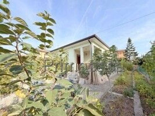 casa indipendente in vendita a Verona in zona Santa Lucia