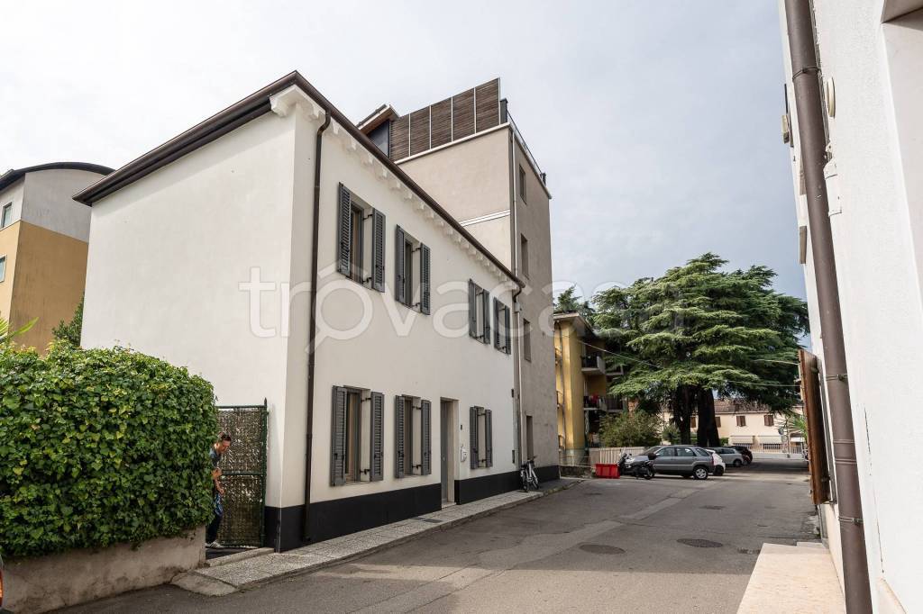 casa indipendente in vendita a Verona in zona Borgo Roma