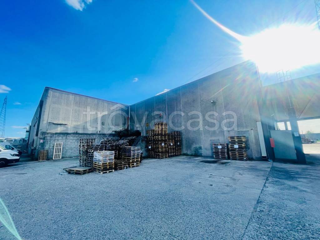 locale commerciale in vendita a Verona in zona Borgo Roma