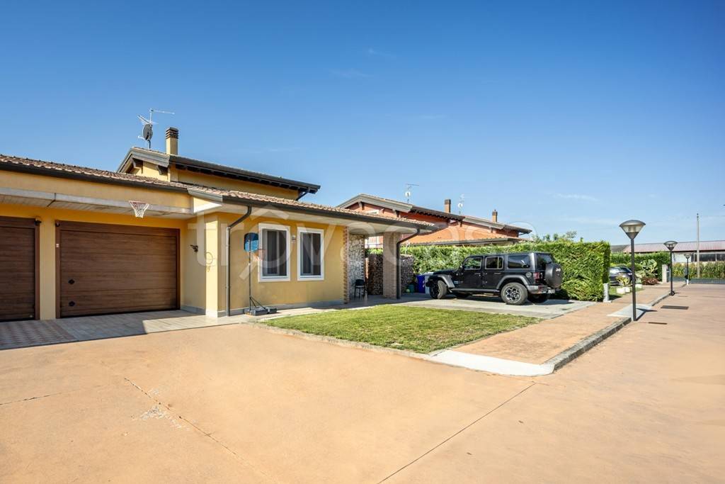 casa indipendente in vendita a Veronella in zona Giavone