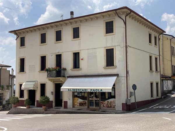 casa indipendente in vendita a Vestenanova in zona Bolca