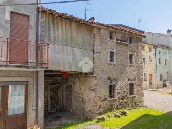 casa indipendente in vendita a Vestenanova in zona Bolca