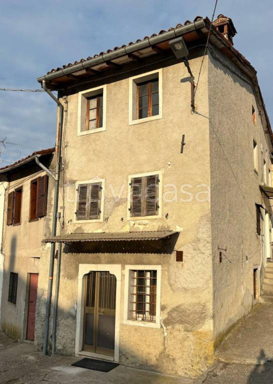 casa indipendente in vendita a Vestenanova in zona Bolca