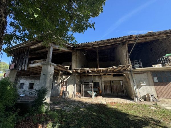 casa indipendente in vendita a Vestenanova in zona Bolca