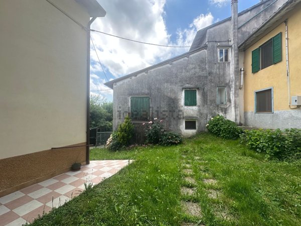 casa indipendente in vendita a Vestenanova in zona Bolca
