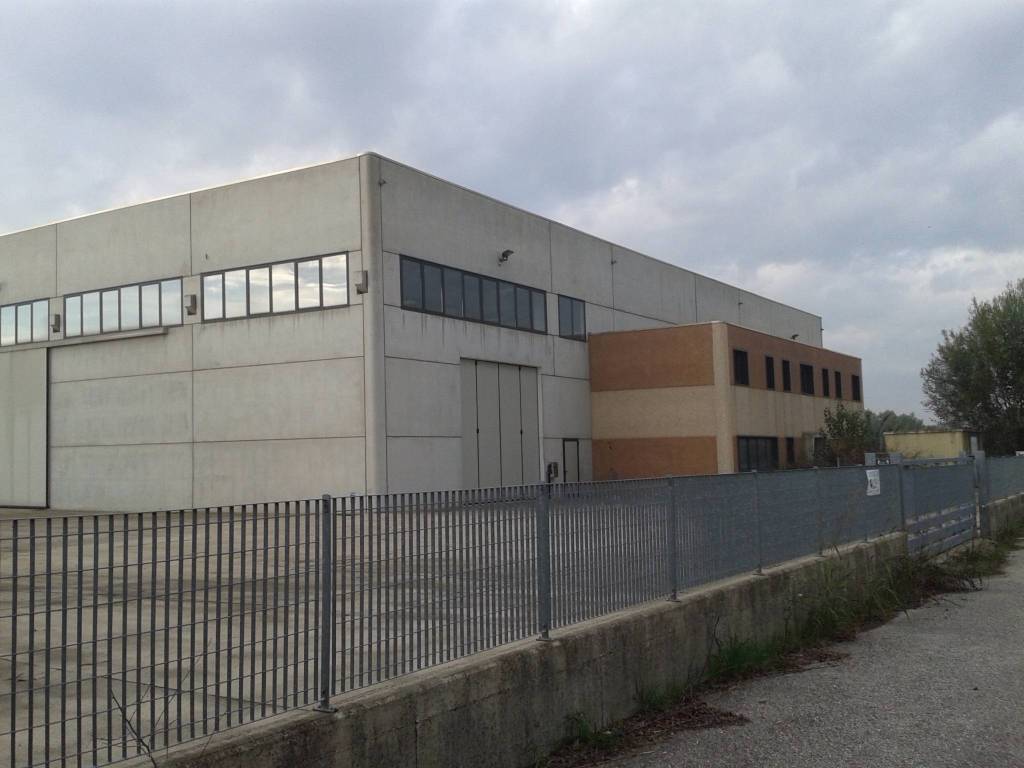 locale commerciale in vendita a Villa Bartolomea