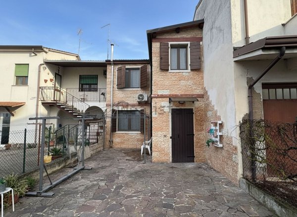 casa indipendente in vendita a Villa Bartolomea in zona Spinimbecco