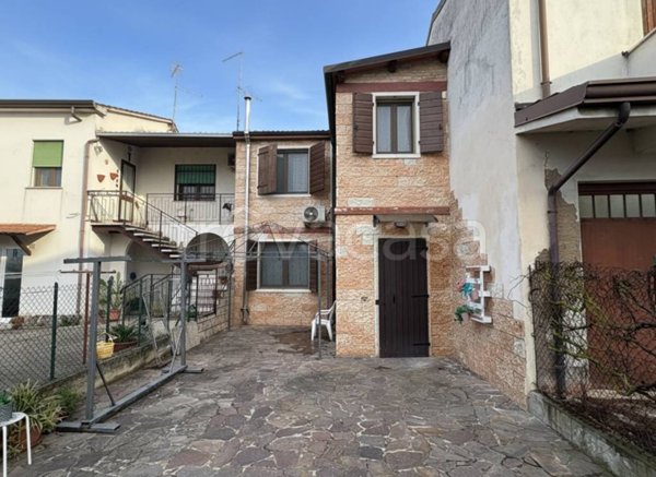 casa indipendente in vendita a Villa Bartolomea in zona Spinimbecco