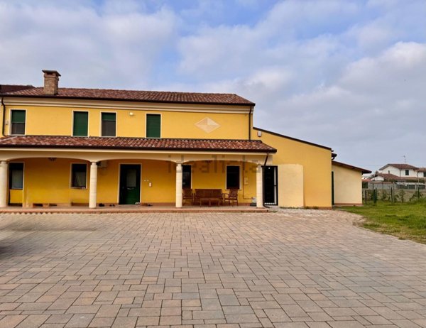 casa indipendente in vendita a Villa Bartolomea in zona Spinimbecco