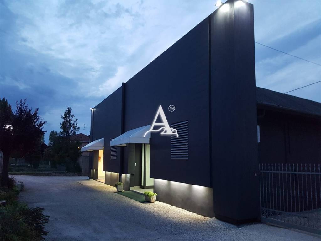 locale commerciale in vendita a Villa Bartolomea