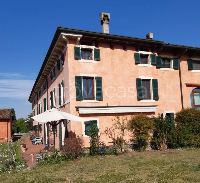 casa indipendente in vendita a Villafranca di Verona in zona Dossobuono