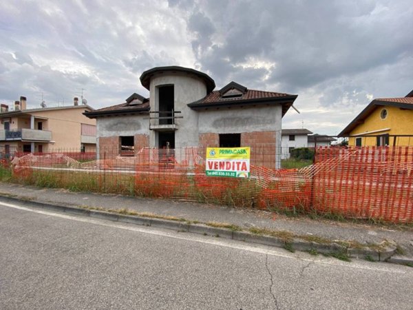 casa indipendente in vendita a Villafranca di Verona