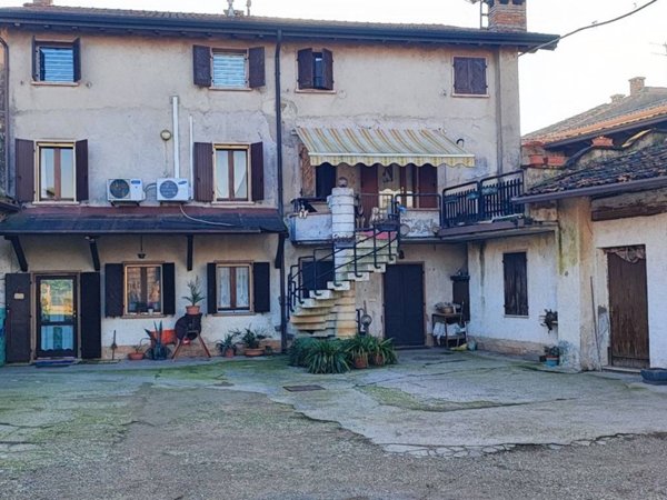 casa indipendente in vendita a Villafranca di Verona in zona Quaderni
