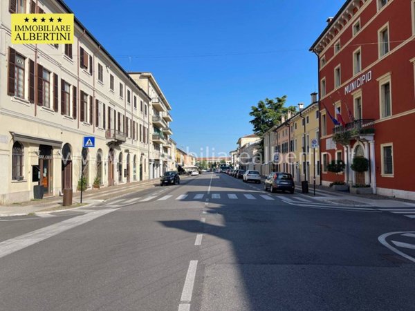 negozio in vendita a Villafranca di Verona