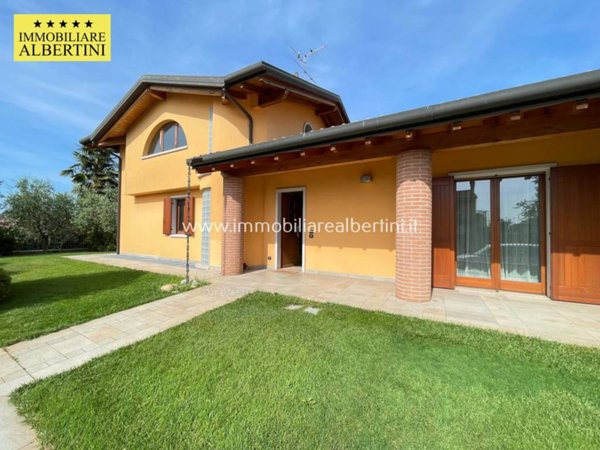 casa indipendente in vendita a Villafranca di Verona in zona Caluri