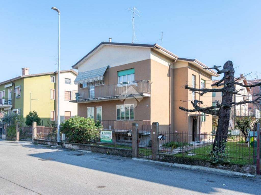 casa indipendente in vendita a Villafranca di Verona