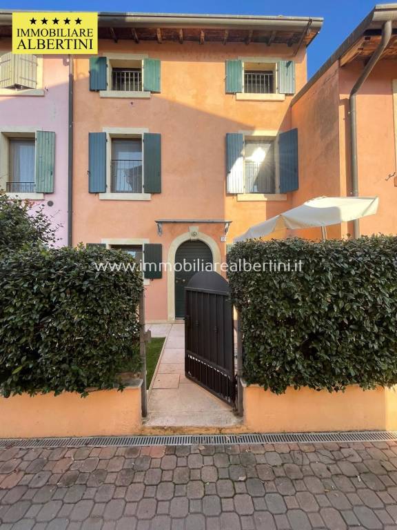 casa indipendente in vendita a Villafranca di Verona