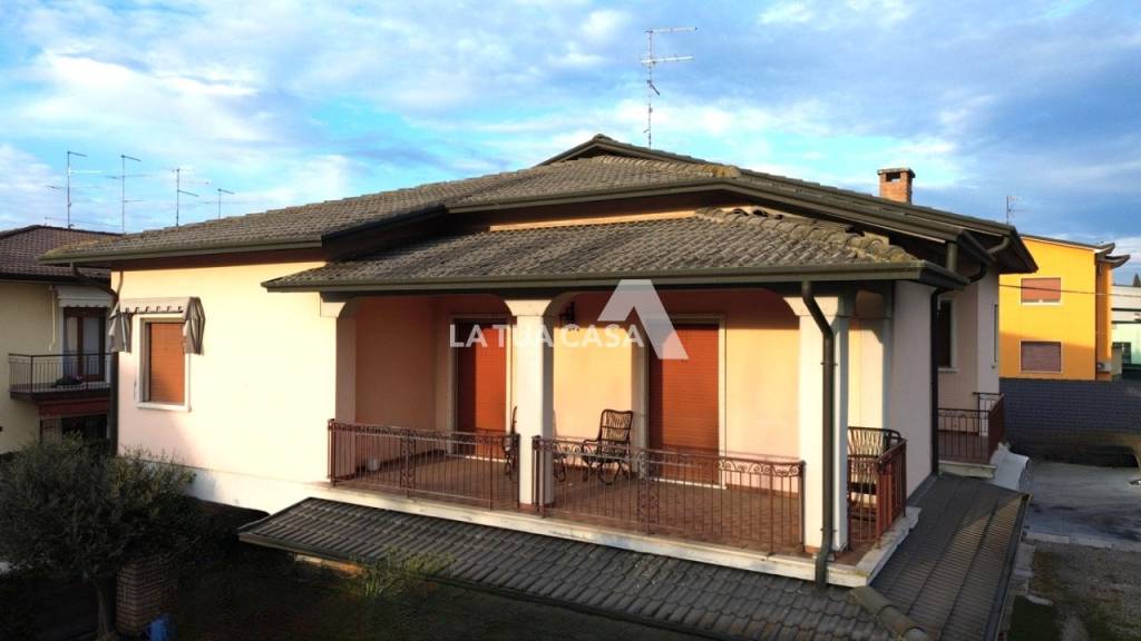 casa indipendente in vendita a Villafranca di Verona