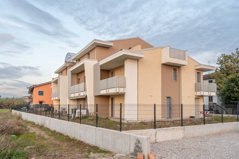 casa indipendente in vendita a Villafranca di Verona