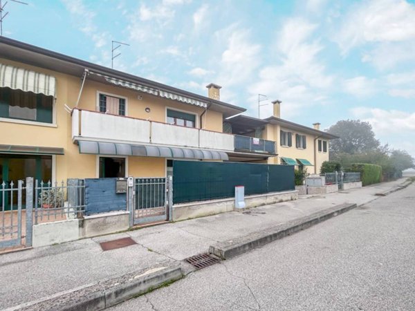 casa indipendente in vendita a Villafranca di Verona