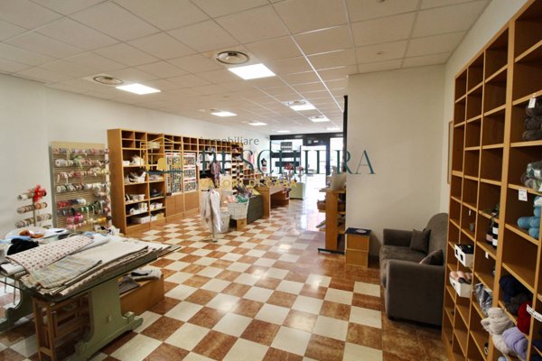 locale commerciale in vendita a Villafranca di Verona