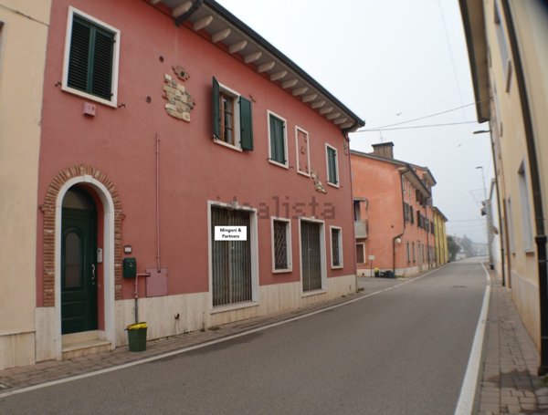 appartamento in vendita a Villafranca di Verona in zona Rosegaferro