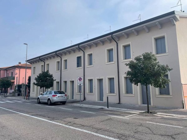 casa indipendente in vendita a Villafranca di Verona