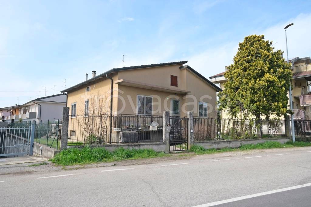 casa indipendente in vendita a Villafranca di Verona in zona Dossobuono
