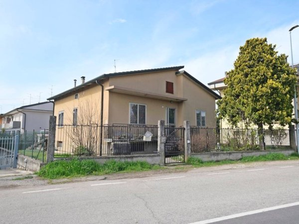 casa indipendente in vendita a Villafranca di Verona in zona Dossobuono