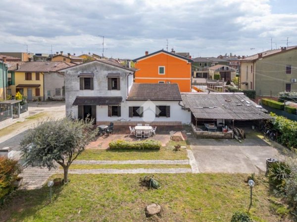 casa indipendente in vendita a Villafranca di Verona