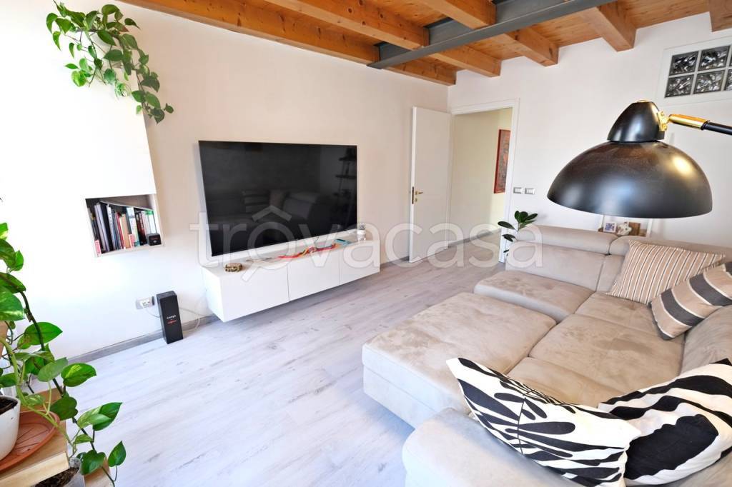 casa indipendente in vendita a Villafranca di Verona in zona Dossobuono