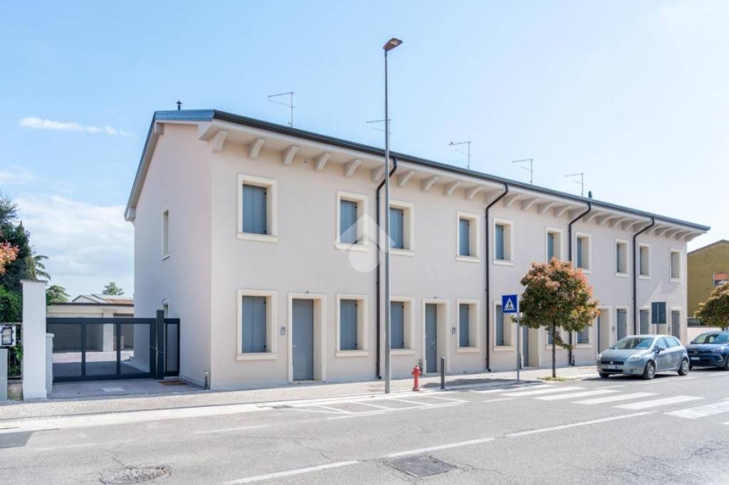 casa indipendente in vendita a Villafranca di Verona