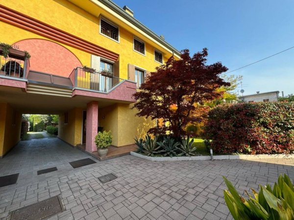 casa indipendente in vendita a Villafranca di Verona