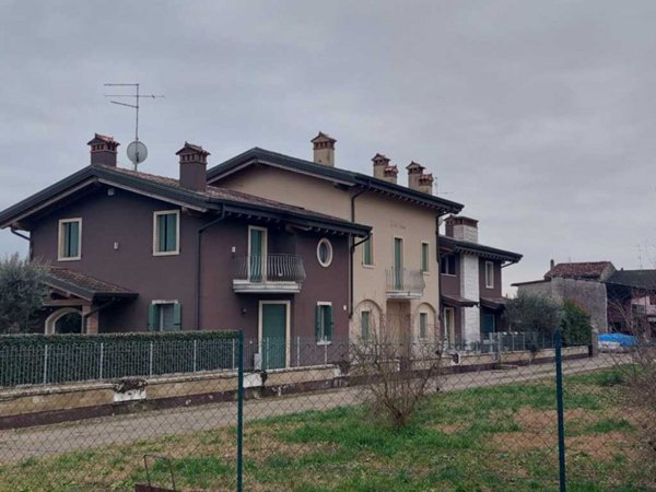 casa indipendente in vendita a Villafranca di Verona in zona Quaderni